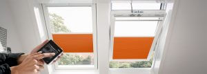 velux-solarfenster-wabenplisse-controlpad-hand-1280x458